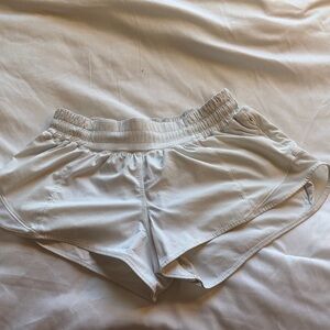 Lululemon White Hotty Hot 2.5” inseam shorts